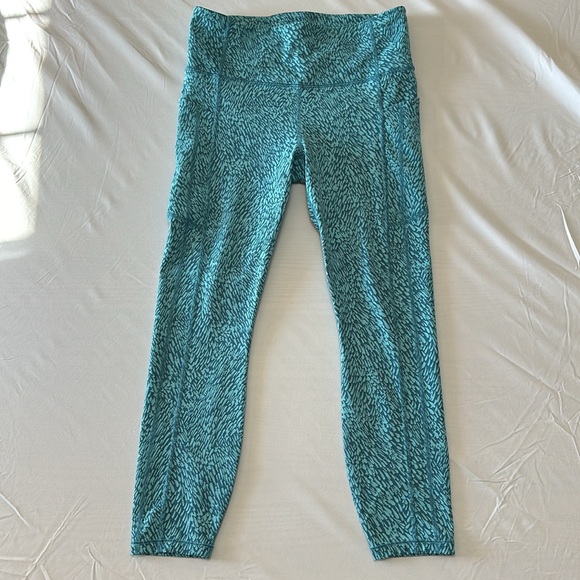 Athleta Ultimate Stash Textured 7/8 Tight Leggings Stash Pocket Size Medium - Picture 2 of 10